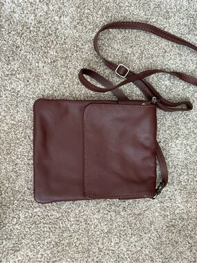 Classic women’s Leather Crossbody Bag in Burgundy